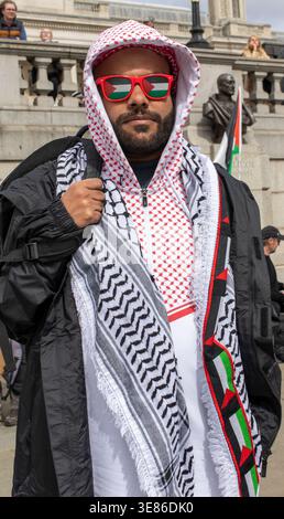 London, UK.11. April 2026. Pro palästinensischer Demonstrant mit Sonnenbrille unter palästinensischer Flagge. Verteidigen Sie unsere Geschworenen-Demonstration am Trafalgar Square, Zentrum von London, gegen das Verbot der Palästinensischen Aktion. Der Oberste Gerichtshof hat das Verbot der Palästinensischen Aktion für rechtswidrig befunden, aber es ist noch nicht offiziell aufgehoben worden. Im Zusammenhang mit dieser friedlichen Unterschriftenkampagne wurden bisher fast 3.000 Verhaftungen unter „Terroranklagen“ verhaftet. Quelle: Ian Humphreys/Alamy Live News Stockfoto