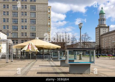 Gebäude an der Frankfurter Allee in Osdtberlin. Die Frankfurter Allee ist einer der ältesten Verkehrswege von Berlin. Sie ist die Verlängerung der Karl-Marx-Allee in Richtung Frankfurt, Teil der wichtigen Bundesstraßen B 1 und B 5 und hat eine Länge von rund 3,6 km. Sie verläuft in den Ortsteilen Berlin-Friedrichshain und Berlin-Lichtenberg. // 29.03.2026, Berlin, Deutschland *** Gebäude an der Frankfurter Allee in Osdtberlin die Frankfurter Allee ist eine der ältesten Verkehrswege Berlins Sie ist die Verlängerung der Karl-Marx-Allee in Richtung Frankfurt, ein Teil der wichtigen Bundeshauptstadt Stockfoto