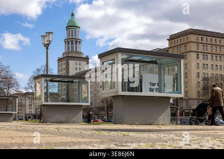 Gebäude an der Frankfurter Allee in Osdtberlin. Die Frankfurter Allee ist einer der ältesten Verkehrswege von Berlin. Sie ist die Verlängerung der Karl-Marx-Allee in Richtung Frankfurt, Teil der wichtigen Bundesstraßen B 1 und B 5 und hat eine Länge von rund 3,6 km. Sie verläuft in den Ortsteilen Berlin-Friedrichshain und Berlin-Lichtenberg. // 29.03.2026, Berlin, Deutschland *** Gebäude an der Frankfurter Allee in Osdtberlin die Frankfurter Allee ist eine der ältesten Verkehrswege Berlins Sie ist die Verlängerung der Karl-Marx-Allee in Richtung Frankfurt, ein Teil der wichtigen Bundeshauptstadt Stockfoto