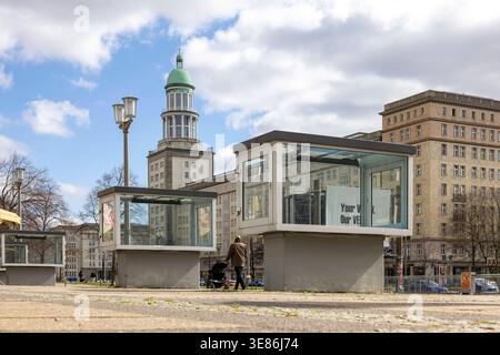 Gebäude an der Frankfurter Allee in Osdtberlin. Die Frankfurter Allee ist einer der ältesten Verkehrswege von Berlin. Sie ist die Verlängerung der Karl-Marx-Allee in Richtung Frankfurt, Teil der wichtigen Bundesstraßen B 1 und B 5 und hat eine Länge von rund 3,6 km. Sie verläuft in den Ortsteilen Berlin-Friedrichshain und Berlin-Lichtenberg. // 29.03.2026, Berlin, Deutschland *** Gebäude an der Frankfurter Allee in Osdtberlin die Frankfurter Allee ist eine der ältesten Verkehrswege Berlins Sie ist die Verlängerung der Karl-Marx-Allee in Richtung Frankfurt, ein Teil der wichtigen Bundeshauptstadt Stockfoto