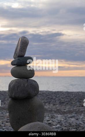 Ausgewogene Steintürme an einem Kiesstrand Stockfoto