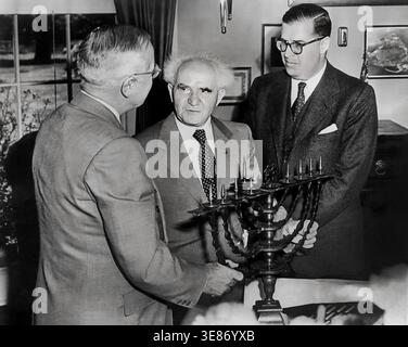 US-Präsident Harry S. Truman erhält eine Menora vom israelischen Premierminister David Ben-Gurion und dem israelischen Botschafter bei den USA Abba Eban, Washington, D.C., USA, Abbie Rowe, National Parks Service, Harry S. Truman Library, 8. Mai 1951 Stockfoto