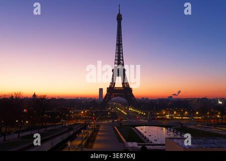 Eiffelturm bei Sonnenaufgang vom Place du Trocadero, Paris, Frankreich Stockfoto