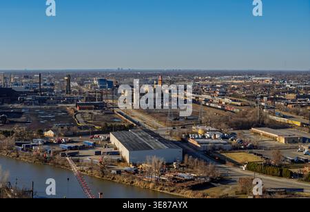 Detroit, MI USA - 09. März 2026 : industrielle Stadtlandschaft mit Fabriken, Lagerhäusern, Bahnhöfen und einem Fluss unter einem klaren blauen Himmel Stockfoto