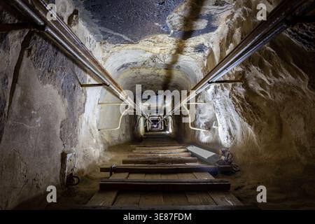 Die große Galerie und der Aufstieg zur Königskammer innerhalb der Großen Pyramide von Gizeh, Ägypten. Blick auf den dunklen Tunnel im Inneren. Stockfoto