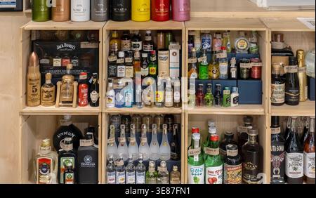 In einem erstklassigen Spirituosengeschäft finden Sie alle Regale mit verschiedenen alkoholischen Markengetränken, viele verschiedene Flaschen mit Whisky, Wodka, Likör und Spirituosen Stockfoto