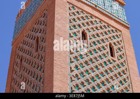 Ein flacher Blick aus nächster Nähe auf das e Minaret der historischen Kasbah Moschee, auch bekannt als Moulay al Yazid Moschee in Marrakesch Medina, Marokko Stockfoto