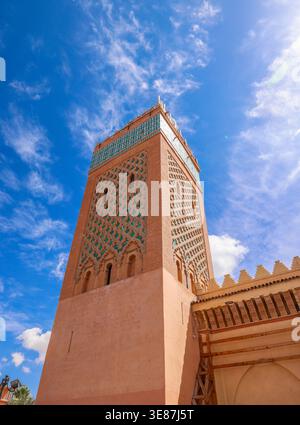 Ein flacher Blick auf das Minaret der Kasbah-Moschee (Moulay al-yazid-Moschee) in Marrakesch, Marokko Stockfoto