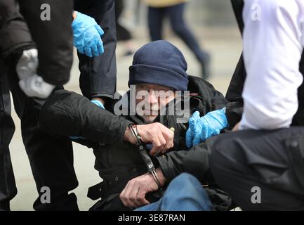 London, England, Großbritannien. April 2026. Ein Demonstrant wird in Handschellen getragen, nachdem er während des Protestes verhaftet wurde. Nach dem Urteil einer Jury von Richtern bei der gerichtlichen Überprüfung Anfang des Jahres, in dem das Verbot der pro-palästinensischen direkten Aktionsgruppe Palestine Action durch die Regierung als rechtswidrig befunden wurde, saßen über 500 Anhänger der Verteidigung auf dem Trafalgar Square und hielten Schilder mit der Aufschrift: "'Ich bin gegen Völkermord. Ich unterstütze die Palästinensische Aktion". Die Regierung soll gegen das Urteil Berufung einlegen, und bis zu dessen Abschluss ist die Unterstützung für die Palästinensische Aktion technisch noch immer vorhanden Stockfoto
