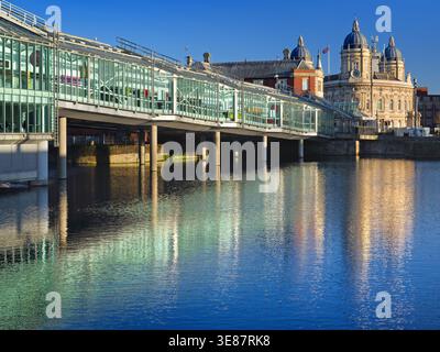 Großbritannien, East Yorkshire, Hull, Princes Dock, Princes Quay Shopping Centre und Hull Maritime Museum. Stockfoto
