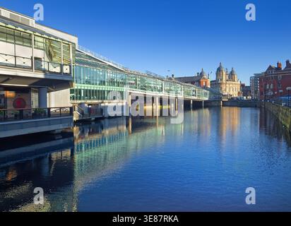 Großbritannien, East Yorkshire, Hull, Princes Dock, Princes Quay Shopping Centre und Hull Maritime Museum. Stockfoto