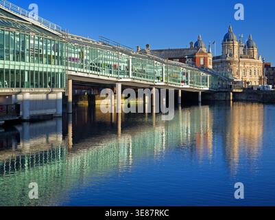 Großbritannien, East Yorkshire, Hull, Princes Dock, Princes Quay Shopping Centre und Hull Maritime Museum. Stockfoto