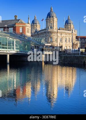Großbritannien, East Yorkshire, Hull, Princes Dock, Princes Quay Shopping Centre und Hull Maritime Museum. Stockfoto