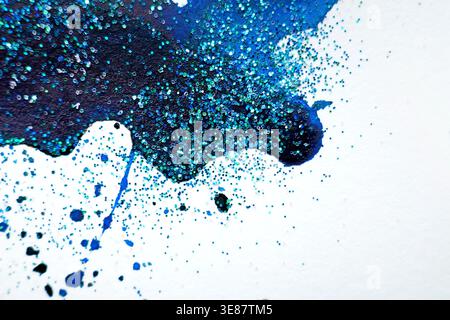 Blauer Glitzerfarbe Textur Makrohintergrund. Nahaufnahme von blauer Aquarellfarbe mit Glitzerpartikeln, abstrakter Makrostruktur mit funkelnden Details. Stockfoto
