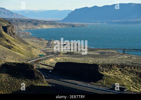Panoramablick auf die Vantage Bridge und die Interstate 90 über den Columbia River vom Parkplatz des Wild Horses Monument in Washington aus. Stockfoto