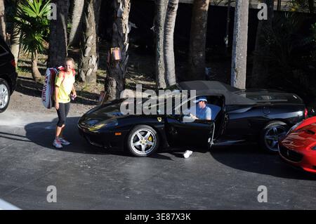 KEY BISCAYNE, FL - MÄRZ 23: Victoria Azarenka in Ihrem Ferrari stoppt mit Caroline Wozniacki und Wozniacki ist neue Nr. 1 Spieler im Golf, Freund Rory McIlroy zu chatten. Nach dem Chat Caroline und Rory in Ihren eigenen Ferrari und verließ das Stadion Tag 5 der Sony Ericsson Open am Crandon Park Tennis Centre am 23. März in Key Biscayne, Florida 2012. Personen: Caroline Wozniacki Rory McIlroy Stockfoto