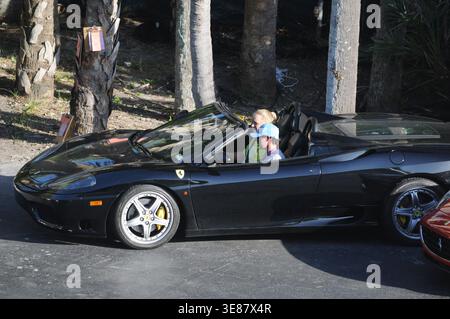 KEY BISCAYNE, FL - MÄRZ 23: Victoria Azarenka in Ihrem Ferrari stoppt mit Caroline Wozniacki und Wozniacki ist neue Nr. 1 Spieler im Golf, Freund Rory McIlroy zu chatten. Nach dem Chat Caroline und Rory in Ihren eigenen Ferrari und verließ das Stadion Tag 5 der Sony Ericsson Open am Crandon Park Tennis Centre am 23. März in Key Biscayne, Florida 2012. Personen: Caroline Wozniacki Rory McIlroy Stockfoto