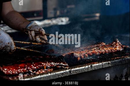 Barbecue Ribs and Chicken on the Grill bei einem Sommerfest Stockfoto