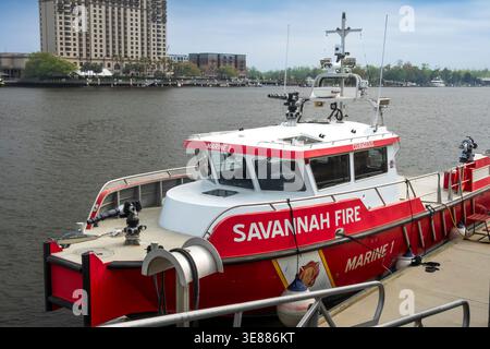Savannah, GA – USA – 25. März 2026 die Savannah Fire Marine 1, genannt Courageous, ist ein High-Tech-Feuerwehrboot, das entlang des Savannah River andockt Stockfoto