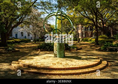 Savannah, GA – USA – 23. März 2026 die Armillarsphäre auf dem Troup Square in Savannah ist ein astronomisches Bronzemodell, das zwischen alten Eichen steht Stockfoto