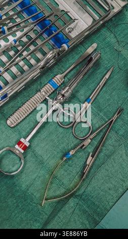 Zahnärztliche implantatchirurgische Instrumente auf Tablett Stockfoto