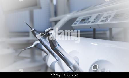 Nahaufnahme von Edelstahl-Dentalinstrumenten an der Zahnarztstuhlsteuerung Stockfoto