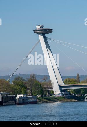 Bratislava, Slowakei - 11. April 2026 : Brücke SNP und UFO Turm Aussichtspunkt in Bratislava. Slowakei. Stockfoto