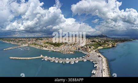 Luftaufnahme, Panorama, Hafen vor dem Hotel, Fischerhafen, Fischerboote, Schiffe, Yachthafen auf der linken Seite, Sciacca, malerisch, Hafenstadt, Thermalbad, Agrigent Stockfoto