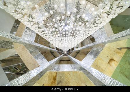 Riesige Lampe mit Glasperlen im Treppenhaus, Hauptchedi (Phra That), buddhistischer Tempelkomplex Wat Phra That Sorn Kaew, Khao Kho Berge, Ph Stockfoto