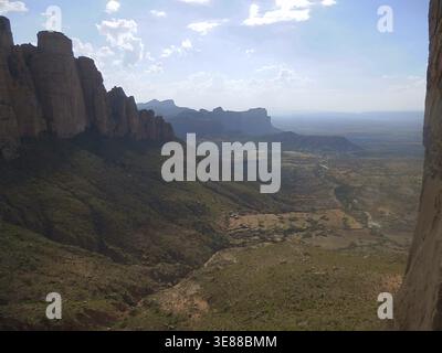 Atemberaubender Panoramablick auf Berge und Täler im Sonnenlicht von der Felsenkirche, Abuna Yemata Guh, Tigray, Äthiopien Stockfoto