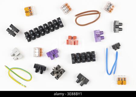 Elektrische Anschlüsse in verschiedenen Farben und Formen auf weißem Hintergrund Stockfoto