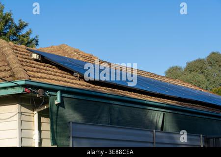Photovoltaik-Solarpaneele auf dem Dach eines Privathauses. Stockfoto