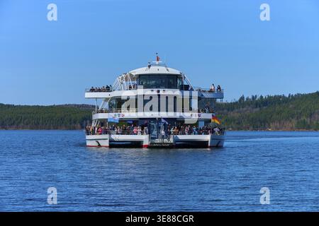 Frau Brombachsee, auf ruhigem Wasser, voller Passagiere, vor einem dichten grünen Wald, Ramsberg, großer Brombachsee, Fränkische Seenplatte, Stockfoto