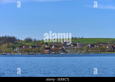 Blick auf einen Jachthafen vor einem malerischen Seebad Enderndorf am See, Großen Brombachsee, Fränkische Seenplatte, Weissenburg-Gunzenhause Stockfoto
