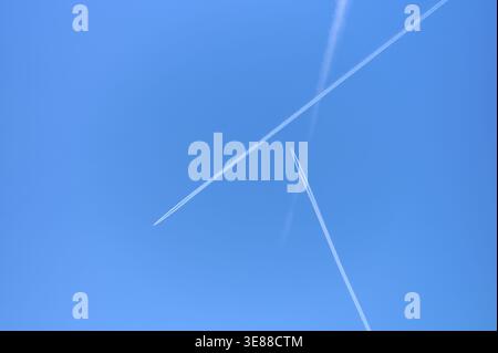 Kondensstreifen zweier Flugzeuge ziehen klare Linien am blauen Himmel, Mittelfranken, Bayern, Deutschland Stockfoto