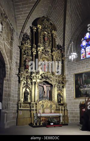 Altar in einer Kapelle im Inneren, in der Kathedrale Santa Maria Real, Camino Frances, Jakobsweg, Spanischer Jakobsweg, Pamplona, Navarra, Spanien Stockfoto