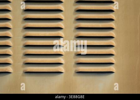 Industrielles Lüftungsgitter-Muster Nahaufnahme beige Metallstruktur abstrakter Hintergrund Moderne architektonische Details Stockfoto