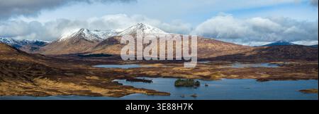 Panoramablick auf das Rannoch Moor und den Black Mount in den schottischen Highlands, Schottland, mit schneebedeckten Berggipfeln im späten Winter. Stockfoto
