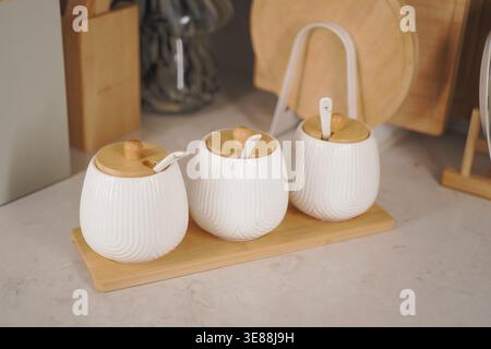 Drei kleine Behälter auf einem Holztablett in einer Küche Stockfoto