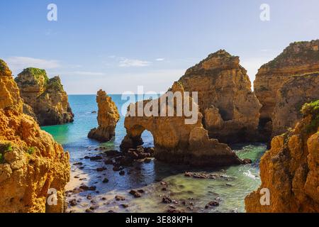 Ein helles Tageslichtfoto, aufgenommen in Ponta da Piedade an der Algarve im Süden Portugals Stockfoto