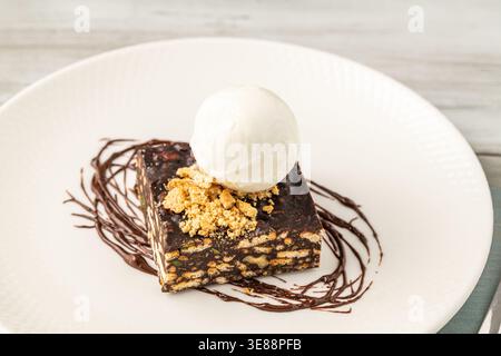 Traditioneller türkischer Mosaikkuchen mit Eis auf elegantem Teller Stockfoto