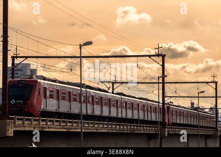 Sao Paulo, SP, Brasilien, 02. Februar 2017. Der CPTM-Pendlerzug überquert bei Sonnenuntergang eine Hochbahn in Sao Paulo und hebt die Rolle der Stadtbahn hervor Stockfoto