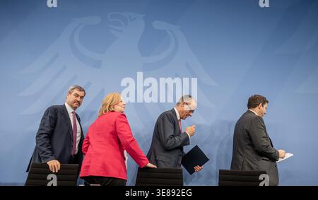 Berlin, Deutschland. April 2026. Markus Söder (CSU), Ministerpräsident Bayerns und CSU-Vorsitzender, Bärbel Bas (SPD), Bundesarbeitsminister und Bundesvorsitzender der SPD, Bundeskanzler Friedrich Merz (CDU) und Lars Klingbeil (SPD), Bundesfinanzminister und Bundesvorsitzender der SPD, verlassen die Pressekonferenz nach dem Koalitionsausschuss. Quelle: Michael Kappeler/dpa/Alamy Live News Stockfoto