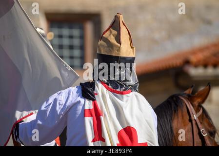 Kriegermönch zu Pferd während einer Nachstellung. Der Begriff des Glaubens. Stockfoto