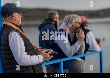 Senioren verbringen wertvolle Zeit zusammen in der Natur und betonen Freundschaft und aktiven Ruhestand. Stockfoto