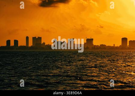 Goldener Sonnenuntergang über der Skyline von dar es Salaam vom Indischen Ozean Tansania Stockfoto