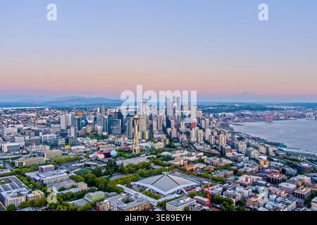 Die Space Needle bei Sonnenuntergang von Drohne POV Stockfoto