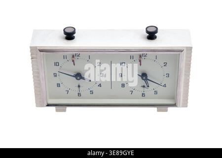 Analoge Schachuhr auf isoliertem weißem Hintergrund. Klassische mechanische Zeitschaltuhr für Brettspiel-Wettkämpfe. Sportgeräte zur Messung der Spielzeit und Stockfoto