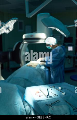 Vertikalaufnahme eines Operateurs im Operationssaal des Krankenhauses mit sterilen Instrumenten. Unterstützung von Gesundheitswesen, Chirurgie, Notfallbehandlung, Marketing medizinischer Dienstleistungen Stockfoto