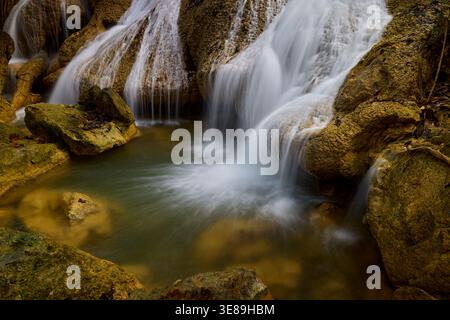 Malerischer Wasserfall, der über Felsen im üppigen tropischen Wald fließt Stockfoto